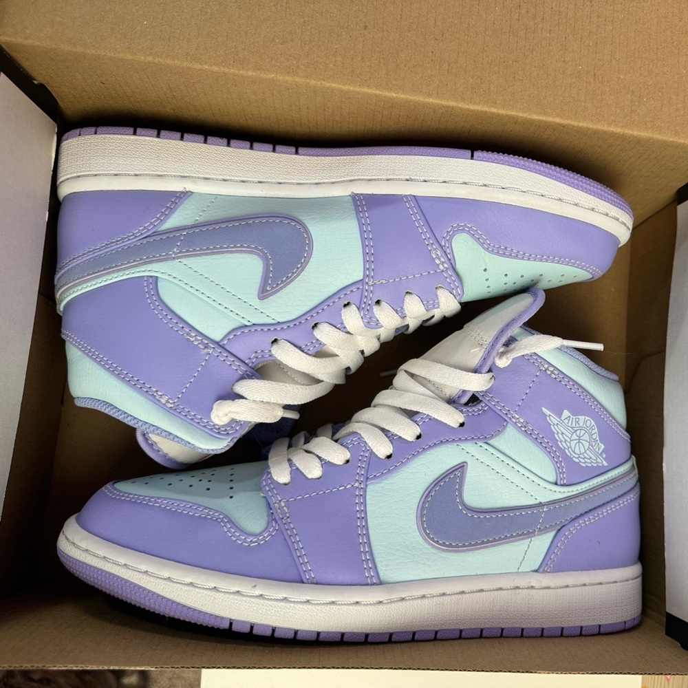 Air Jordan 1 mid purple pulse/ arctic punch size women’s 8.5/ youth 7